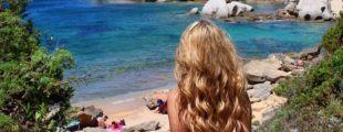 Британского туриста оштрафовали на 1032 евро за кражу песка в Сардинии